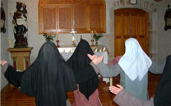 Arms outstretched / Sisters during prayer